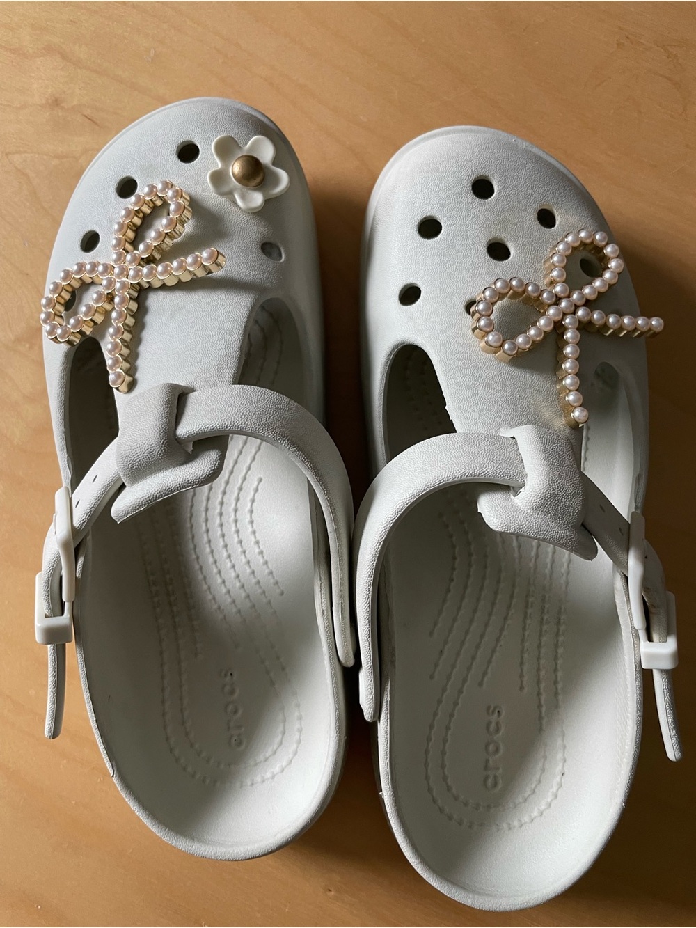 Crocs Women’s Mary Jane Clogs W8 Pearl Bow Jibbitz